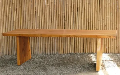 Naturholz Tisch suar mit Holzbeinen, 256cm Länge, 85cm Breite, 78,5cm Höhe. Tischplatte 7cm dick 